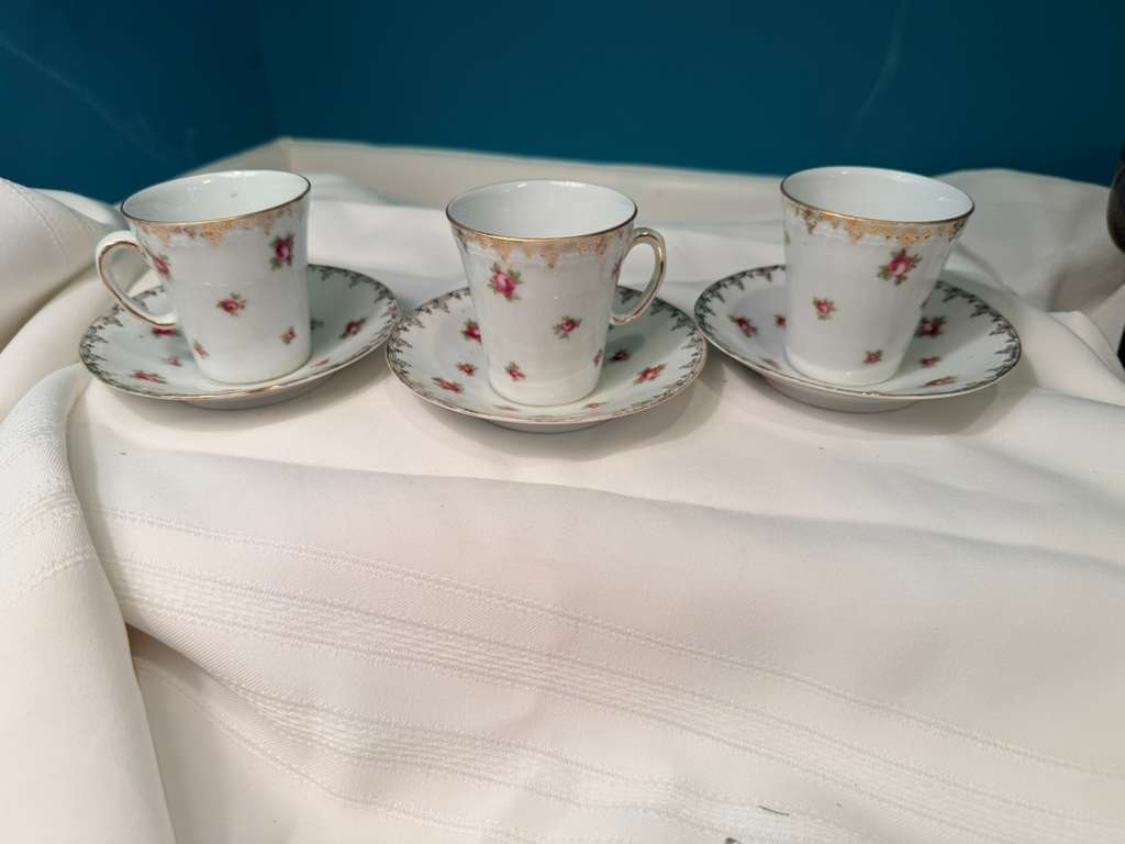 Set of 3 Antique Victoria Austria Tea Cup & Saucer Set Gold Rim Porcelain