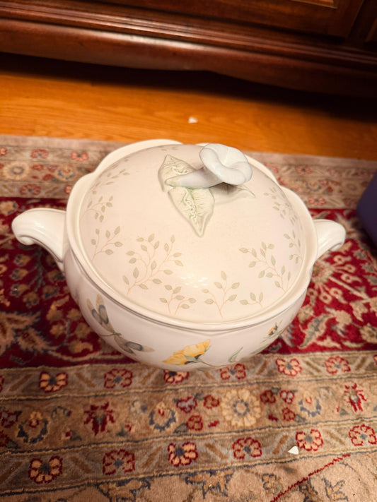 LENOX BUTTERFLY MEADOW 3 QT ROUND COVERED CASSEROLE DISH EUC